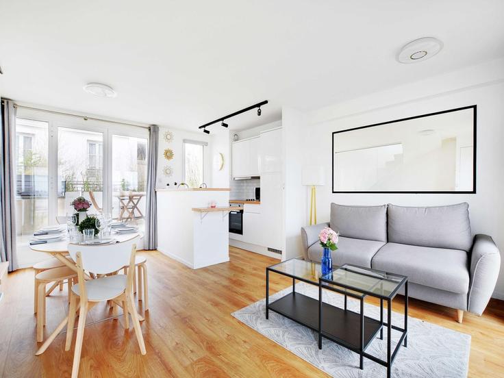 Salle de séjour élégante avec mobilier moderne dans un appartement à Building Boulevard Marguerite de Rochechouart - belvilla-ag-dancenter-as - 1392817 à 18th arrondissement, Paris
