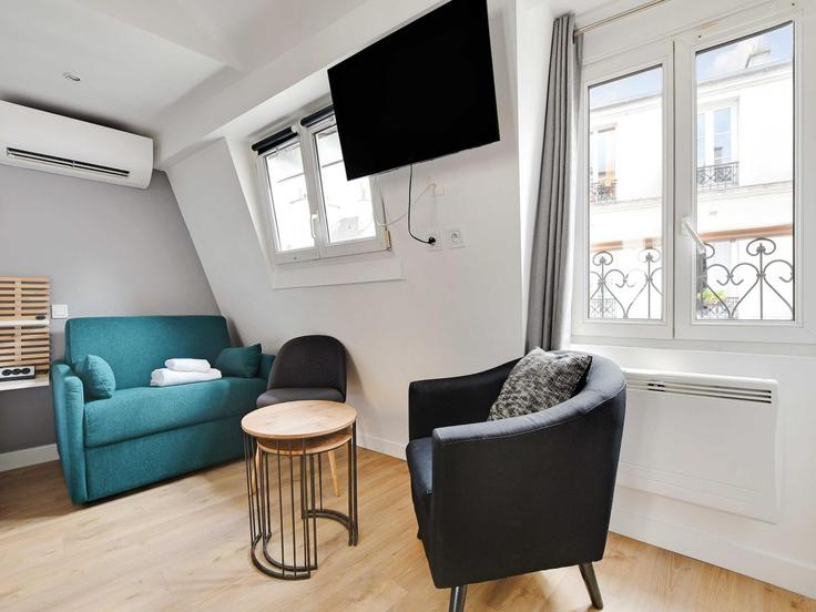 Elegant gestaltetes Wohnzimmer mit moderner Einrichtung in einer Wohnung im Building Rue Beauregard - belvilla-ag-dancenter-as - 1415280 in 2nd arrondissement, Paris