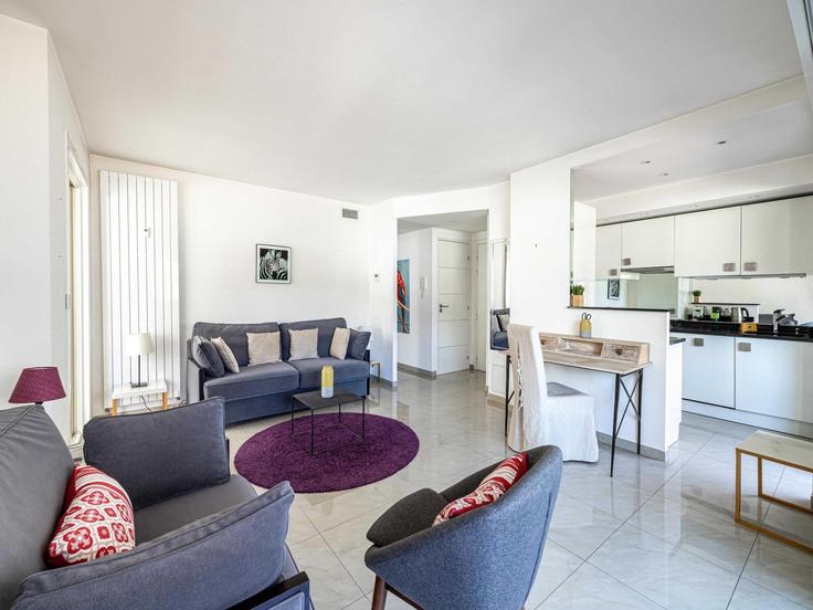 Building Rue du Général Ferrié - belvilla-ag-dancenter-as - 1394641 adresindeki bir dairede modern mobilyalarla zarif bir şekilde tasarlanmış oturma odası Cannes, Cannes Building Rue du Général Ferrié - belvilla-ag-dancenter-as - 1394641 adresindeki bir dairede modern mobilyalarla zarif bir şekilde tasarlanmış oturma odası Cannes, Cannes
