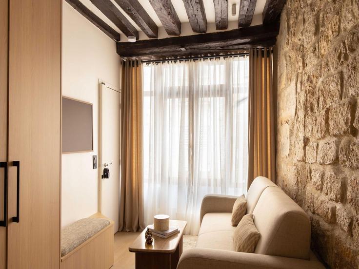 Salle de séjour élégante avec mobilier moderne dans un appartement à Building Rue Maître Albert - belvilla-ag-dancenter-as - 1417723 à 5th arrondissement, Paris Salle de séjour élégante avec mobilier moderne dans un appartement à Building Rue Maître Albert - belvilla-ag-dancenter-as - 1417723 à 5th arrondissement, Paris