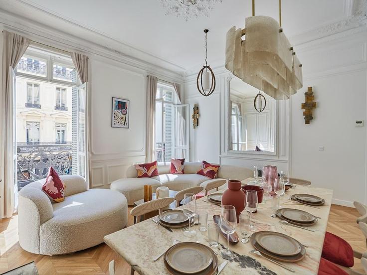 Paris 2nd arrondissementのBuilding Rue du 4 septembre - belvilla-ag-dancenter-as - 1427408のアパートメントにある、モダンな家具を備えたエレガントなデザインのリビングルーム Paris 2nd arrondissementのBuilding Rue du 4 septembre - belvilla-ag-dancenter-as - 1427408のアパートメントにある、モダンな家具を備えたエレガントなデザインのリビングルーム