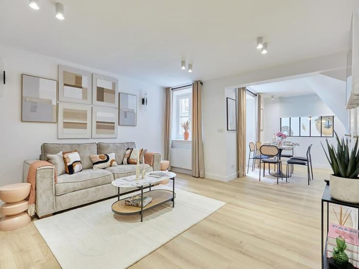 Sala de estar elegantemente projetada com móveis modernos em um apartamento no Building Rue d'Aboukir - belvilla-ag-dancenter-as - 1410794 em 2nd arrondissement, Paris