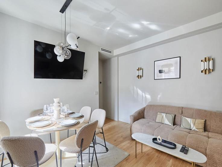 Sala de estar elegantemente projetada com móveis modernos em um apartamento no Building Rue du Faubourg Saint-Antoine - belvilla-ag-dancenter-as - 1396374 em 12th arrondissement, Paris Sala de estar elegantemente projetada com móveis modernos em um apartamento no Building Rue du Faubourg Saint-Antoine - belvilla-ag-dancenter-as - 1396374 em 12th arrondissement, Paris