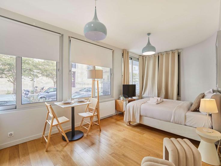 Elegant gestaltetes Wohnzimmer mit moderner Einrichtung in einer Wohnung im Building Rue Pierre Villey - belvilla-ag-dancenter-as - 1414416 in 7th arrondissement, Paris Elegant gestaltetes Wohnzimmer mit moderner Einrichtung in einer Wohnung im Building Rue Pierre Villey - belvilla-ag-dancenter-as - 1414416 in 7th arrondissement, Paris