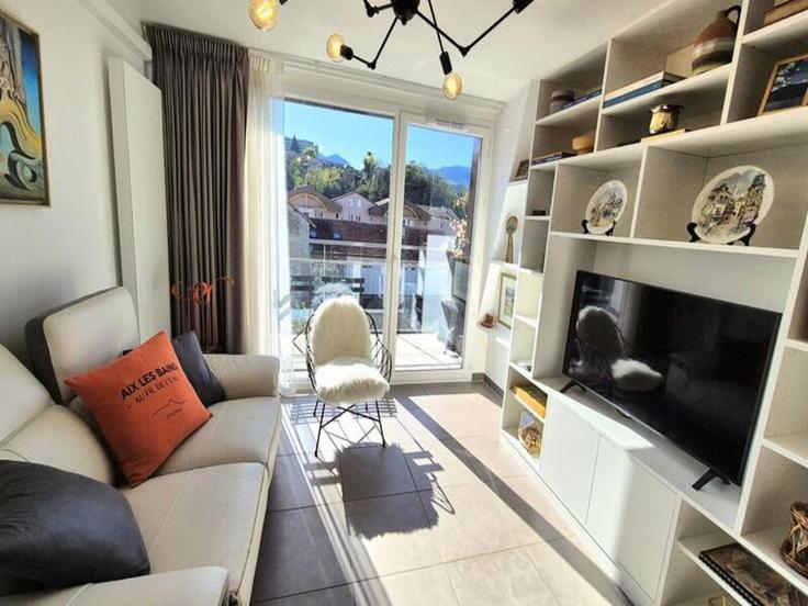 Salle de séjour élégante avec mobilier moderne dans un appartement à Building Avenue du Petit Port - city-relay - 1438050 à Aix-les-Bains, Aix-les-Bains Salle de séjour élégante avec mobilier moderne dans un appartement à Building Avenue du Petit Port - city-relay - 1438050 à Aix-les-Bains, Aix-les-Bains