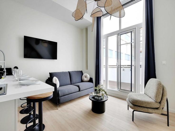 Paris 15th arrondissementのBuilding Rue de Javel - belvilla-ag-dancenter-as - 1410680のアパートメントにある、モダンな家具を備えたエレガントなデザインのリビングルーム