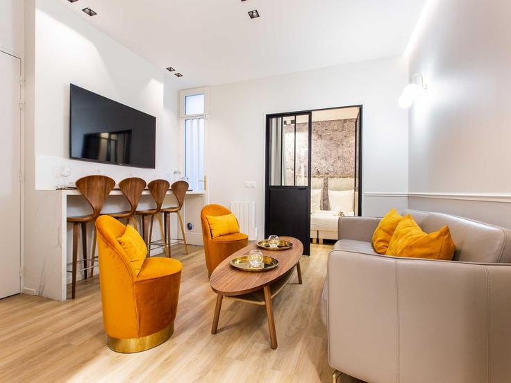Sala de estar elegantemente projetada com móveis modernos em um apartamento no Building Rue du Caire - belvilla-ag-dancenter-as - 1425089 em 2nd arrondissement, Paris Sala de estar elegantemente projetada com móveis modernos em um apartamento no Building Rue du Caire - belvilla-ag-dancenter-as - 1425089 em 2nd arrondissement, Paris
