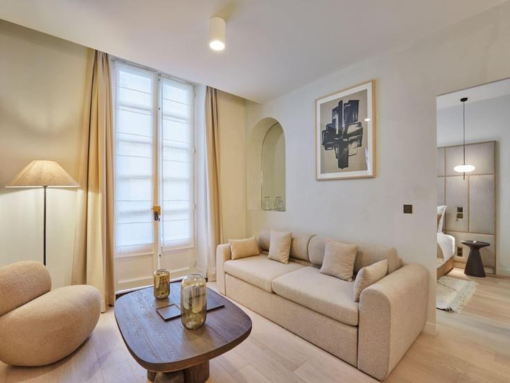 Sala de estar elegantemente projetada com móveis modernos em um apartamento no Building Rue du Bouloi - belvilla-ag-dancenter-as - 1396369 em 1st arrondissement, Paris
