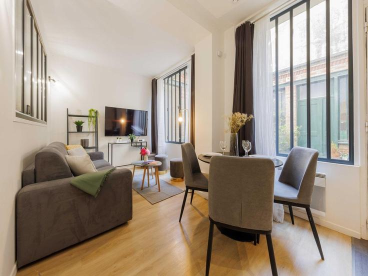 Salle de séjour élégante avec mobilier moderne dans un appartement à Building Rue de Chabrol - belvilla-ag-dancenter-as - 1415660 à 10th arrondissement, Paris