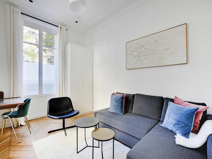 Elegant gestaltetes Wohnzimmer mit moderner Einrichtung in einer Wohnung im Building Square Mozart - belvilla-ag-dancenter-as - 1410668 in 16th arrondissement, Paris Elegant gestaltetes Wohnzimmer mit moderner Einrichtung in einer Wohnung im Building Square Mozart - belvilla-ag-dancenter-as - 1410668 in 16th arrondissement, Paris