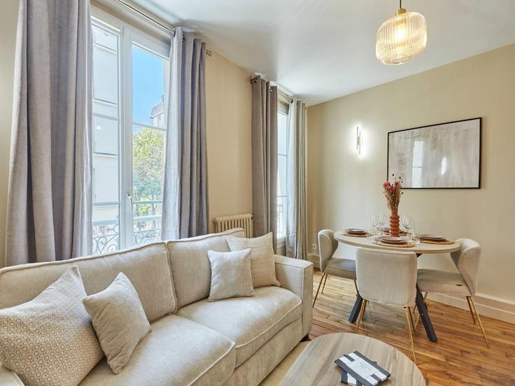 Paris 11th arrondissementのBuilding Rue Léon Frot - belvilla-ag-dancenter-as - 1427647のアパートメントにある、モダンな家具を備えたエレガントなデザインのリビングルーム