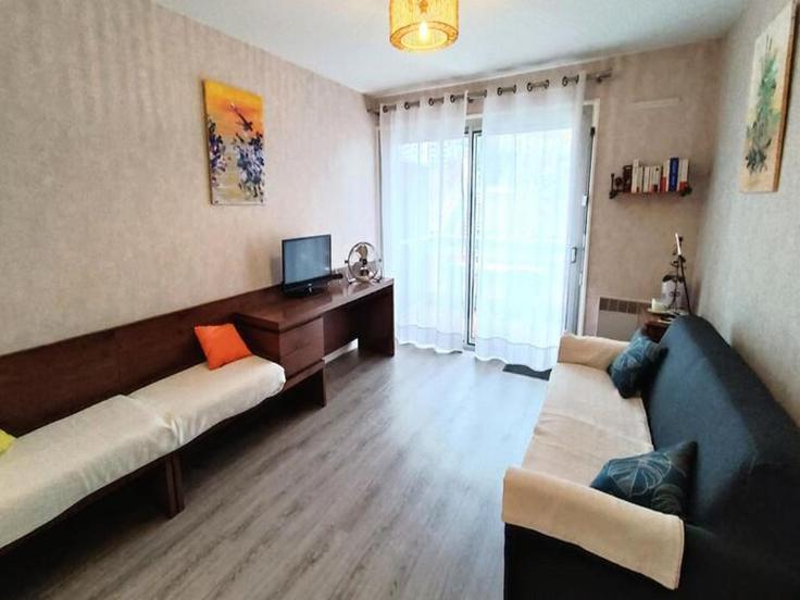 Elegant gestaltetes Wohnzimmer mit moderner Einrichtung in einer Wohnung im Building Avenue de Tresserve - city-relay - 1437910 in Aix-les-Bains, Aix-les-Bains