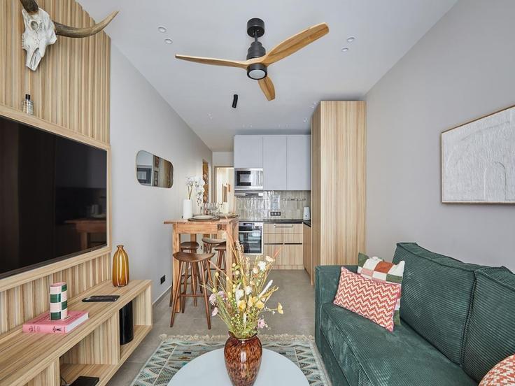 Salle de séjour élégante avec mobilier moderne dans un appartement à Building Rue Notre Dame de Nazareth - belvilla-ag-dancenter-as - 1413222 à 3rd arrondissement, Paris Salle de séjour élégante avec mobilier moderne dans un appartement à Building Rue Notre Dame de Nazareth - belvilla-ag-dancenter-as - 1413222 à 3rd arrondissement, Paris