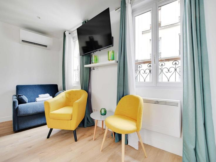 Building Rue Beauregard - belvilla-ag-dancenter-as - 1413111 adresindeki bir dairede modern mobilyalarla zarif bir şekilde tasarlanmış oturma odası 2nd arrondissement, Paris Building Rue Beauregard - belvilla-ag-dancenter-as - 1413111 adresindeki bir dairede modern mobilyalarla zarif bir şekilde tasarlanmış oturma odası 2nd arrondissement, Paris