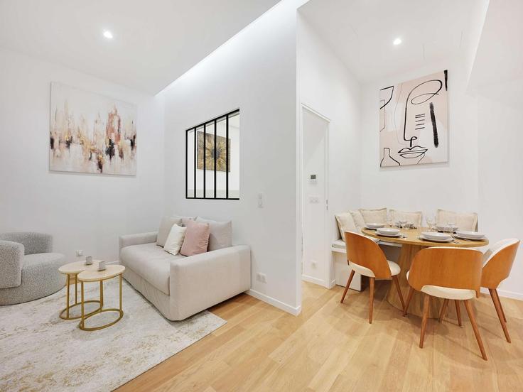 Salle de séjour élégante avec mobilier moderne dans un appartement à Building Rue Saint Denis - belvilla-ag-dancenter-as - 1424654 à 2nd arrondissement, Paris