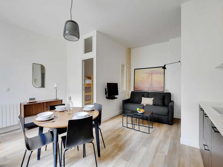 Sala de estar elegantemente projetada com móveis modernos em um apartamento no Building Rue Rampon - belvilla-ag-dancenter-as - 1408312 em 11th arrondissement, Paris