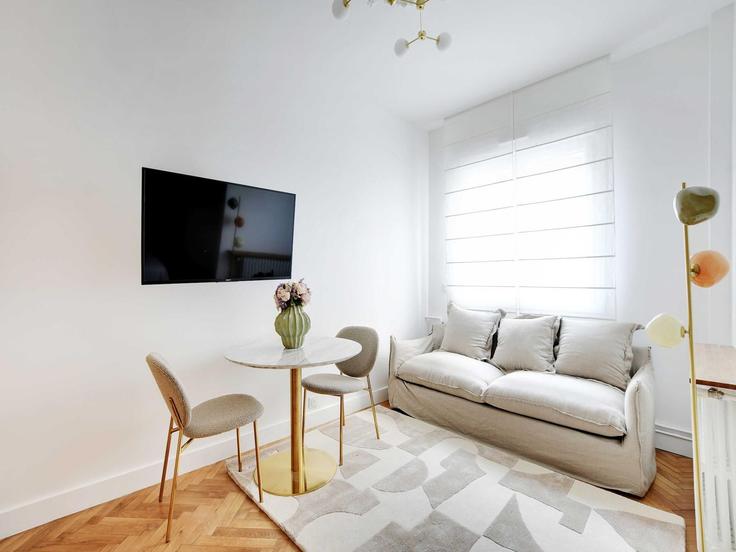 Sala de estar elegantemente projetada com móveis modernos em um apartamento no Building Rue Murillo - belvilla-ag-dancenter-as - 1422660 em 8th arrondissement, Paris Sala de estar elegantemente projetada com móveis modernos em um apartamento no Building Rue Murillo - belvilla-ag-dancenter-as - 1422660 em 8th arrondissement, Paris