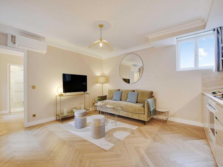 Elegante sala de estar con mobiliario moderno en un apartamento en Building Rue Houdon - belvilla-ag-dancenter-as - 1393786 en 18th arrondissement, Paris Elegante sala de estar con mobiliario moderno en un apartamento en Building Rue Houdon - belvilla-ag-dancenter-as - 1393786 en 18th arrondissement, Paris