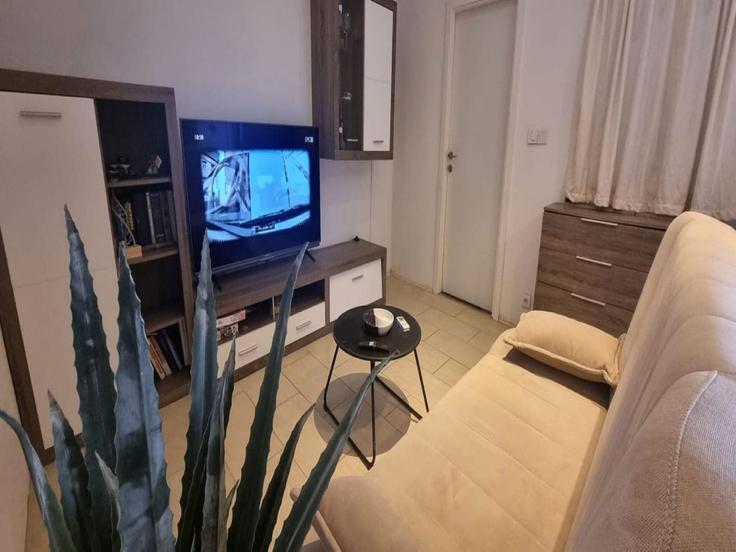 Elegante sala de estar con mobiliario moderno en un apartamento en Building Put Svetog Jurja - belvilla-ag-dancenter-as - 1395185 en Kaštel Novi, Kaštel Novi