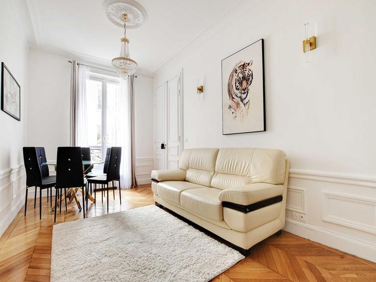 Elegante sala de estar con mobiliario moderno en un apartamento en Building Avenue Kléber - belvilla-ag-dancenter-as - 1396294 en 16th arrondissement, Paris Elegante sala de estar con mobiliario moderno en un apartamento en Building Avenue Kléber - belvilla-ag-dancenter-as - 1396294 en 16th arrondissement, Paris