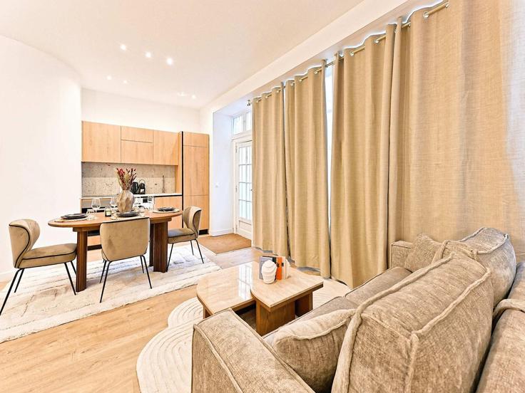 Elegant gestaltetes Wohnzimmer mit moderner Einrichtung in einer Wohnung im Building Rue de l'Agent Bailly - belvilla-ag-dancenter-as - 1415658 in 9th arrondissement, Paris