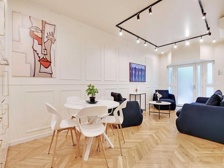 Paris 11th arrondissementのBuilding Cité Popincourt - belvilla-ag-dancenter-as - 1409042のアパートメントにある、モダンな家具を備えたエレガントなデザインのリビングルーム