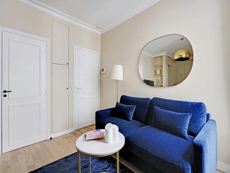 Sala de estar elegantemente projetada com móveis modernos em um apartamento no Building Rue de Lille - belvilla-ag-dancenter-as - 1414408 em 7th arrondissement, Paris