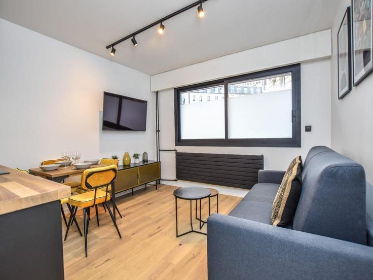 Sala de estar elegantemente projetada com móveis modernos em um apartamento no Building Rue du Débarcadère - belvilla-ag-dancenter-as - 1410711 em 17th arrondissement, Paris Sala de estar elegantemente projetada com móveis modernos em um apartamento no Building Rue du Débarcadère - belvilla-ag-dancenter-as - 1410711 em 17th arrondissement, Paris