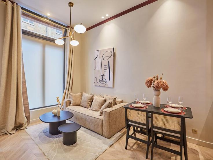 1st arrondissement, Paris에 위치한 Building Rue de l'Oratoire - belvilla-ag-dancenter-as - 1396375 유닛의 세련된 인테리어가 돋보이는 거실