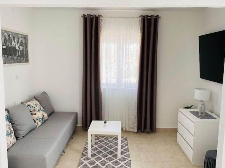 Elegant gestaltetes Wohnzimmer mit moderner Einrichtung in einer Wohnung im Building Mlin IV - belvilla-ag-dancenter-as - 1426393 in Milna, Milna