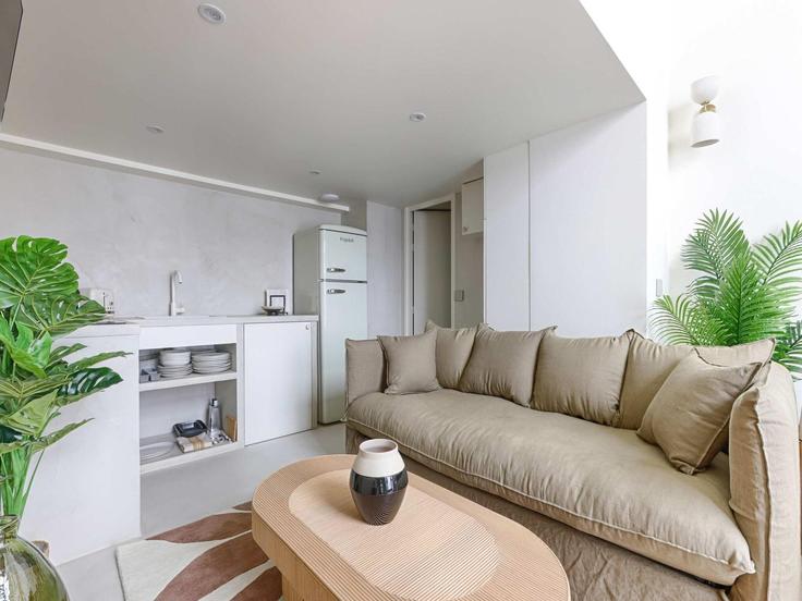 Salle de séjour élégante avec mobilier moderne dans un appartement à Building Rue de la Roquette - belvilla-ag-dancenter-as - 1427643 à 11th arrondissement, Paris Salle de séjour élégante avec mobilier moderne dans un appartement à Building Rue de la Roquette - belvilla-ag-dancenter-as - 1427643 à 11th arrondissement, Paris