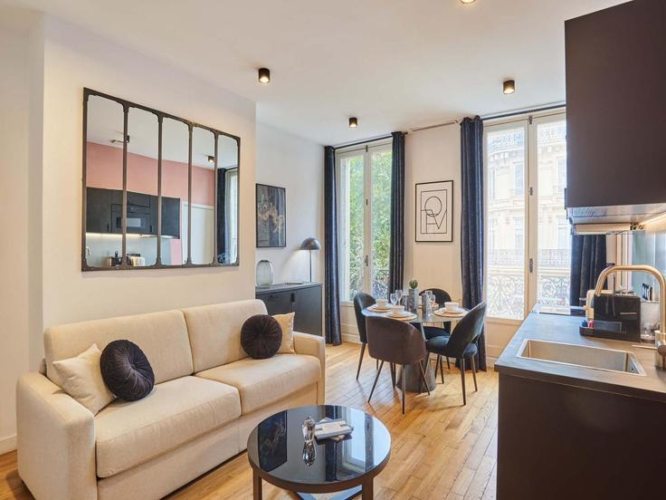 Salle de séjour élégante avec mobilier moderne dans un appartement à Building Boulevard de Sébastopol - belvilla-ag-dancenter-as - 1411372 à 3rd arrondissement, Paris Salle de séjour élégante avec mobilier moderne dans un appartement à Building Boulevard de Sébastopol - belvilla-ag-dancenter-as - 1411372 à 3rd arrondissement, Paris