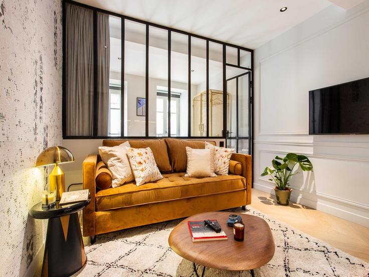 Salle de séjour élégante avec mobilier moderne dans un appartement à Building Rue du Caire - belvilla-ag-dancenter-as - 1393823 à 2nd arrondissement, Paris Salle de séjour élégante avec mobilier moderne dans un appartement à Building Rue du Caire - belvilla-ag-dancenter-as - 1393823 à 2nd arrondissement, Paris