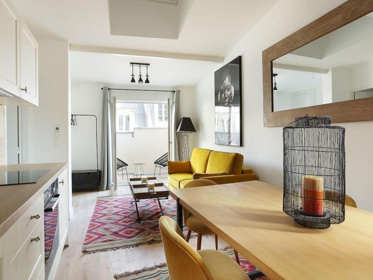 Salle de séjour élégante avec mobilier moderne dans un appartement à Building Rue Chénier - belvilla-ag-dancenter-as - 1410792 à 2nd arrondissement, Paris