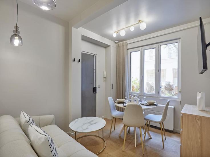Elegante sala de estar con mobiliario moderno en un apartamento en Building Rue Pierre Fontaine - belvilla-ag-dancenter-as - 1414420 en 9th arrondissement, Paris Elegante sala de estar con mobiliario moderno en un apartamento en Building Rue Pierre Fontaine - belvilla-ag-dancenter-as - 1414420 en 9th arrondissement, Paris