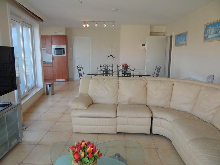Elegant gestaltetes Wohnzimmer mit moderner Einrichtung in einer Wohnung im Building Albert I laan - belvilla-ag-dancenter-as - 1408077 in Nieuwpoort, Nieuwpoort Elegant gestaltetes Wohnzimmer mit moderner Einrichtung in einer Wohnung im Building Albert I laan - belvilla-ag-dancenter-as - 1408077 in Nieuwpoort, Nieuwpoort