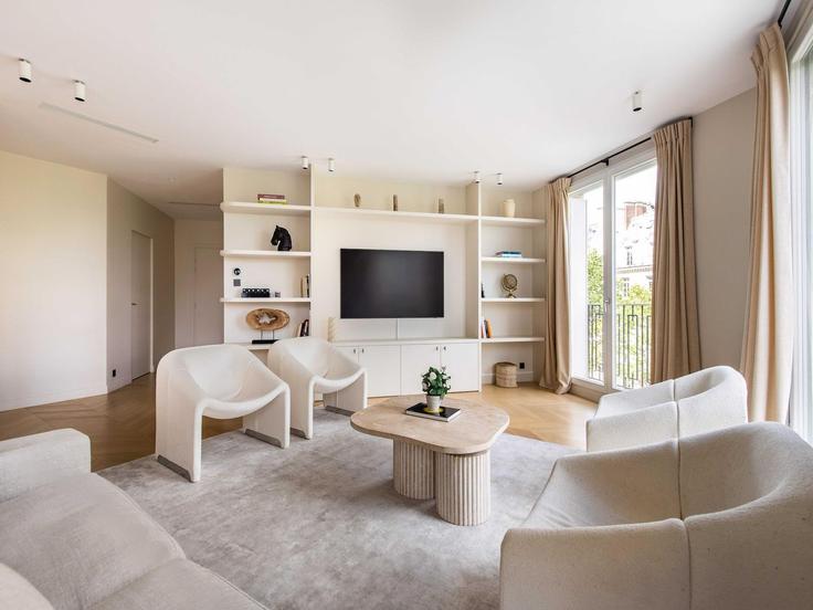 16th arrondissement, Paris에 위치한 Building Avenue Marceau - belvilla-ag-dancenter-as - 1430046 유닛의 세련된 인테리어가 돋보이는 거실 16th arrondissement, Paris에 위치한 Building Avenue Marceau - belvilla-ag-dancenter-as - 1430046 유닛의 세련된 인테리어가 돋보이는 거실