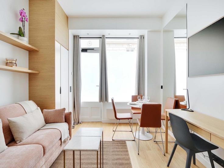 Elegant gestaltetes Wohnzimmer mit moderner Einrichtung in einer Wohnung im Building Rue Pierre Leroux - belvilla-ag-dancenter-as - 1408701 in 7th arrondissement, Paris