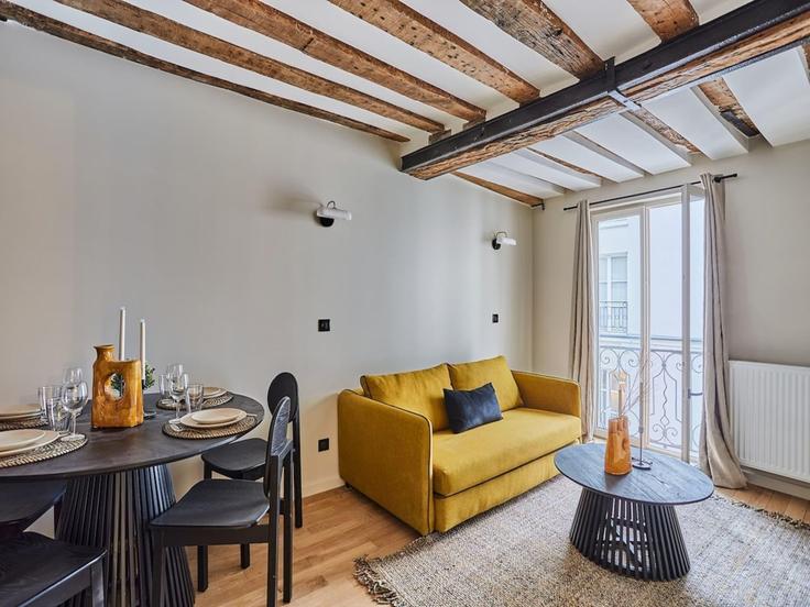 Sala de estar elegantemente projetada com móveis modernos em um apartamento no Building Rue d'Aboukir - belvilla-ag-dancenter-as - 1410795 em 2nd arrondissement, Paris
