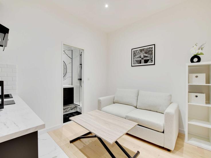 Building Rue des Goncourt - belvilla-ag-dancenter-as - 1430521 adresindeki bir dairede modern mobilyalarla zarif bir şekilde tasarlanmış oturma odası 11th arrondissement, Paris Building Rue des Goncourt - belvilla-ag-dancenter-as - 1430521 adresindeki bir dairede modern mobilyalarla zarif bir şekilde tasarlanmış oturma odası 11th arrondissement, Paris
