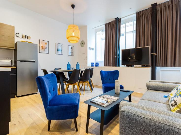 Elegant gestaltetes Wohnzimmer mit moderner Einrichtung in einer Wohnung im Building Rue Saint-Bon - belvilla-ag-dancenter-as - 1392863 in 4th arrondissement, Paris