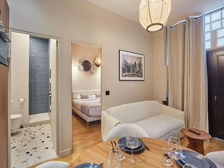 Elegant gestaltetes Wohnzimmer mit moderner Einrichtung in einer Wohnung im Building Passage des Marais - belvilla-ag-dancenter-as - 1394737 in 10th arrondissement, Paris Elegant gestaltetes Wohnzimmer mit moderner Einrichtung in einer Wohnung im Building Passage des Marais - belvilla-ag-dancenter-as - 1394737 in 10th arrondissement, Paris