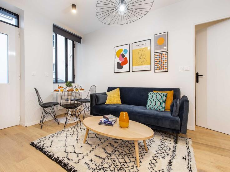 Sala de estar elegantemente projetada com móveis modernos em um apartamento no Building Rue de Cléry - belvilla-ag-dancenter-as - 1424659 em 2nd arrondissement, Paris Sala de estar elegantemente projetada com móveis modernos em um apartamento no Building Rue de Cléry - belvilla-ag-dancenter-as - 1424659 em 2nd arrondissement, Paris