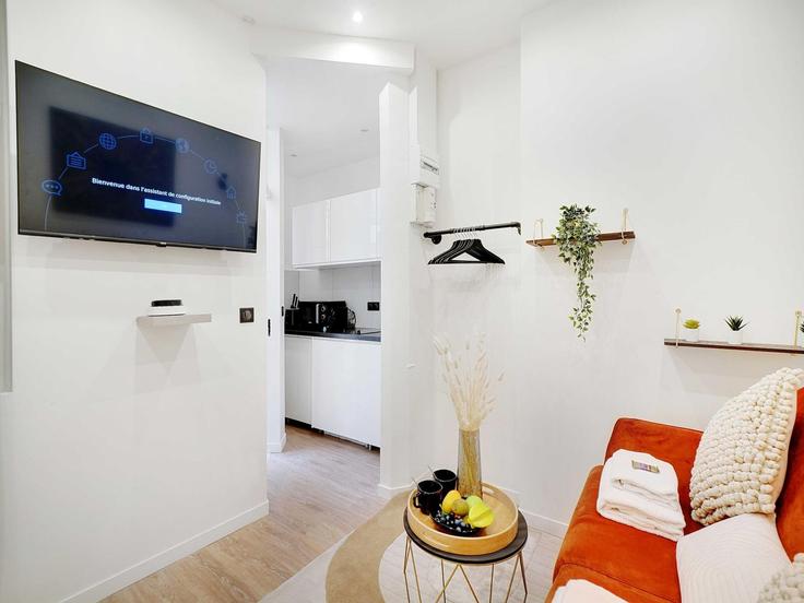 Elegante sala de estar con mobiliario moderno en un apartamento en Building Rue Lechapelais - belvilla-ag-dancenter-as - 1428465 en 17th arrondissement, Paris