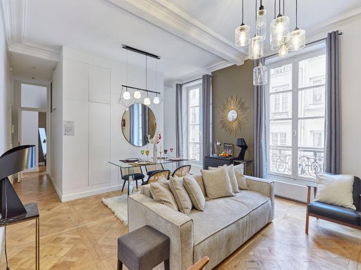 Salle de séjour élégante avec mobilier moderne dans un appartement à Building Rue de Saintonge - belvilla-ag-dancenter-as - 1423189 à 3rd arrondissement, Paris Salle de séjour élégante avec mobilier moderne dans un appartement à Building Rue de Saintonge - belvilla-ag-dancenter-as - 1423189 à 3rd arrondissement, Paris