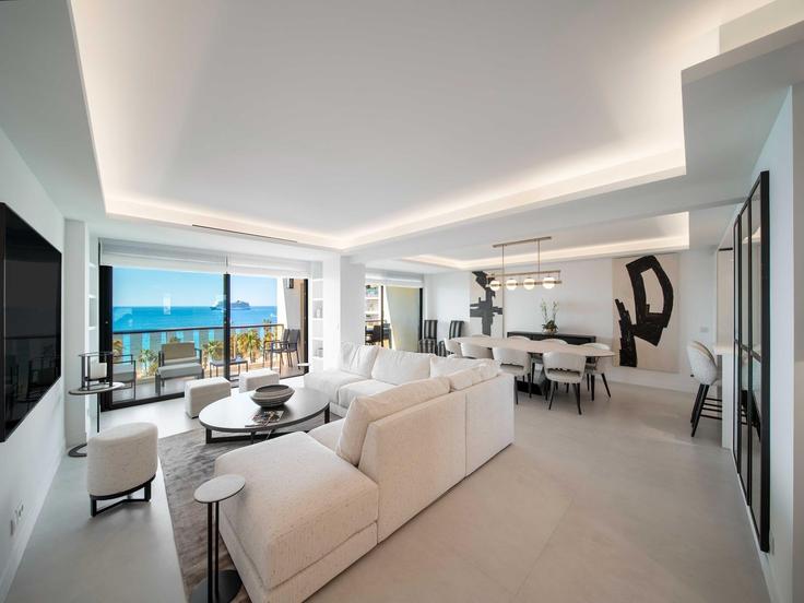Elegant gestaltetes Wohnzimmer mit moderner Einrichtung in einer Wohnung im Building Boulevard de la Croisette - belvilla-ag-dancenter-as - 1393787 in Cannes, Cannes