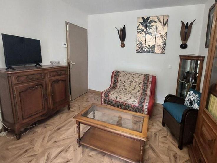 Salle de séjour élégante avec mobilier moderne dans un appartement à Building Rue Cabias - city-relay - 1437933 à Aix-les-Bains, Aix-les-Bains Salle de séjour élégante avec mobilier moderne dans un appartement à Building Rue Cabias - city-relay - 1437933 à Aix-les-Bains, Aix-les-Bains