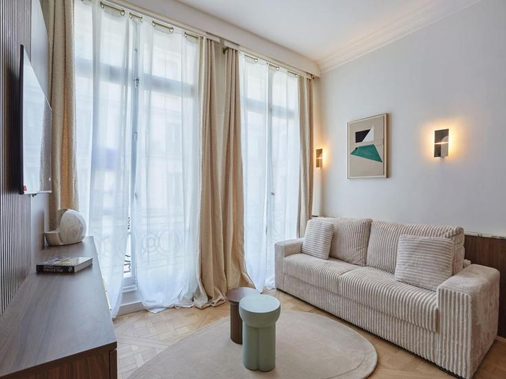 Building Avenue des Champs-Élysées - belvilla-ag-dancenter-as - 1393946 adresindeki bir dairede modern mobilyalarla zarif bir şekilde tasarlanmış oturma odası 8th arrondissement, Paris