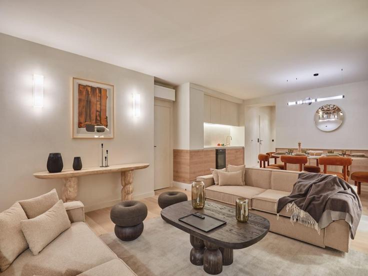 Sala de estar elegantemente projetada com móveis modernos em um apartamento no Building Rue du Bouloi - belvilla-ag-dancenter-as - 1396378 em 1st arrondissement, Paris Sala de estar elegantemente projetada com móveis modernos em um apartamento no Building Rue du Bouloi - belvilla-ag-dancenter-as - 1396378 em 1st arrondissement, Paris
