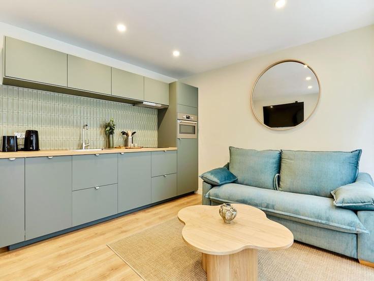 Elegant gestaltetes Wohnzimmer mit moderner Einrichtung in einer Wohnung im Building Rue d'Avron - belvilla-ag-dancenter-as - 1426558 in 20th arrondissement of Paris, Paris
